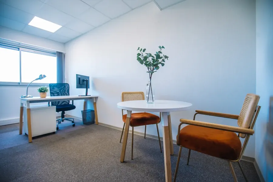 Bureau individuel Espace Entreprise Millénaire — poste de travail équipé Lenovo, table ronde, chaises velours